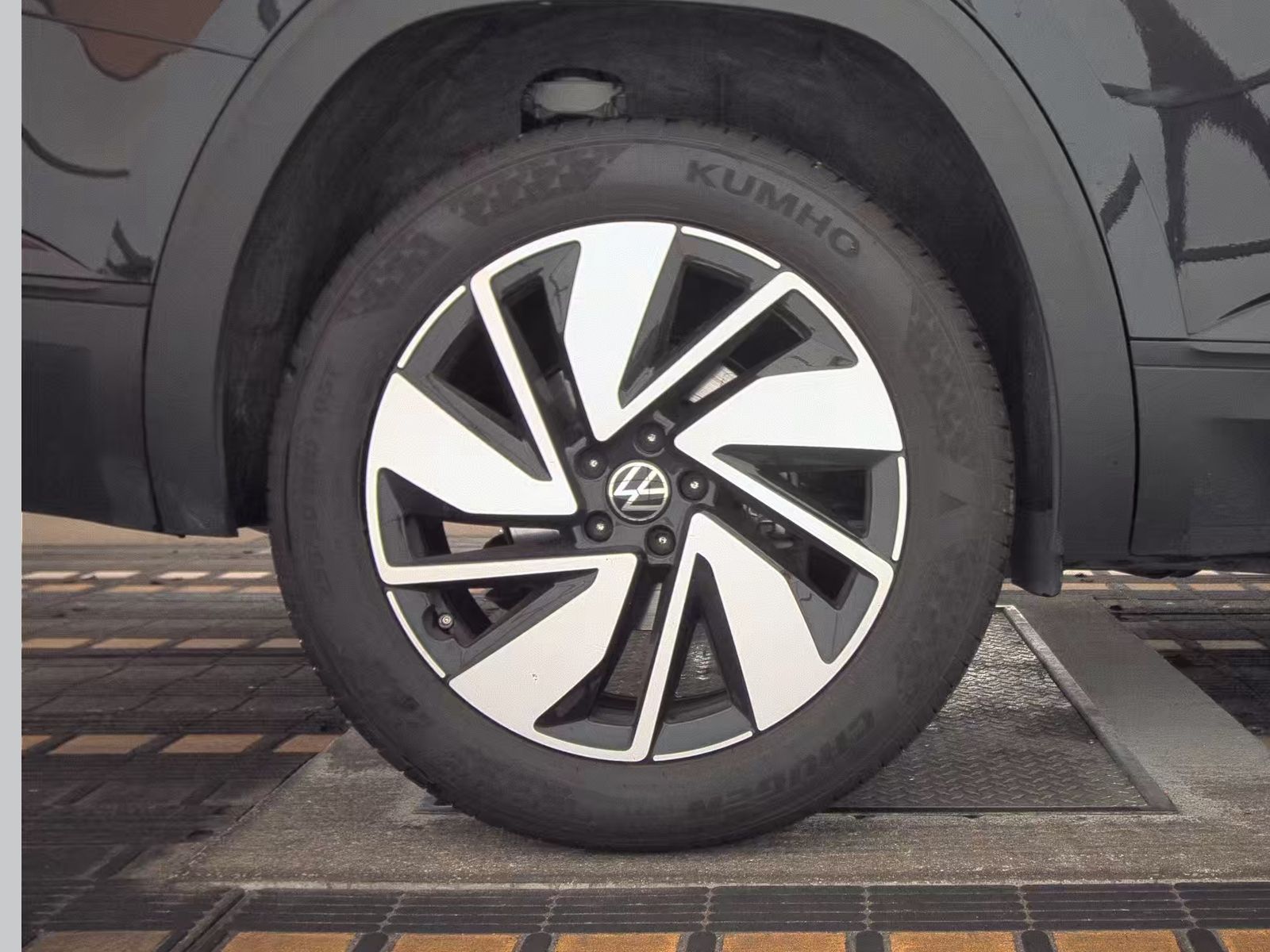 2025 Volkswagen Atlas 2.0T SE FWD