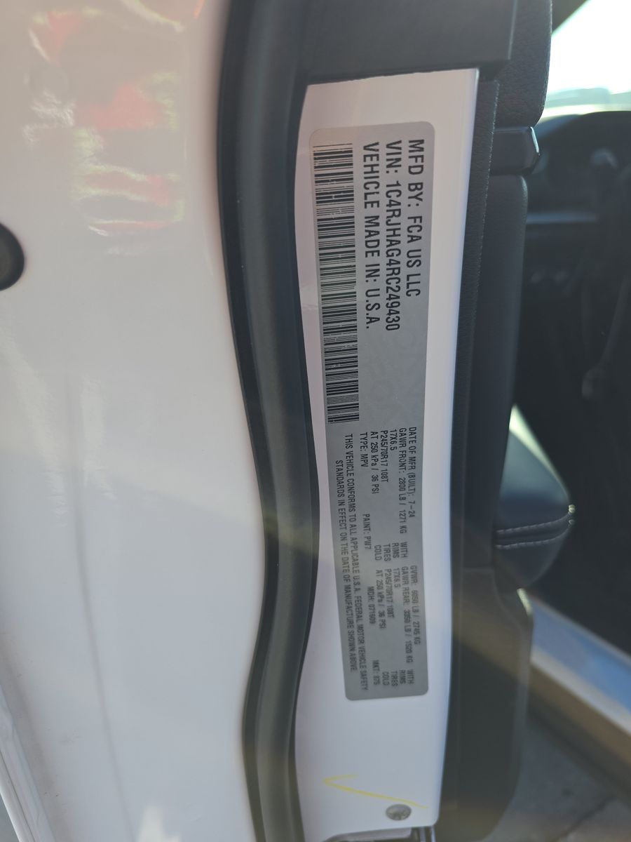 2024 Jeep Grand Cherokee Laredo AWD