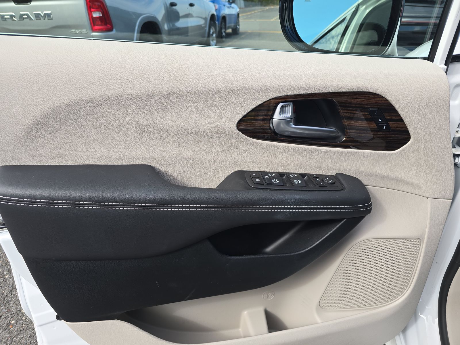 2024 Chrysler Pacifica Limited FWD