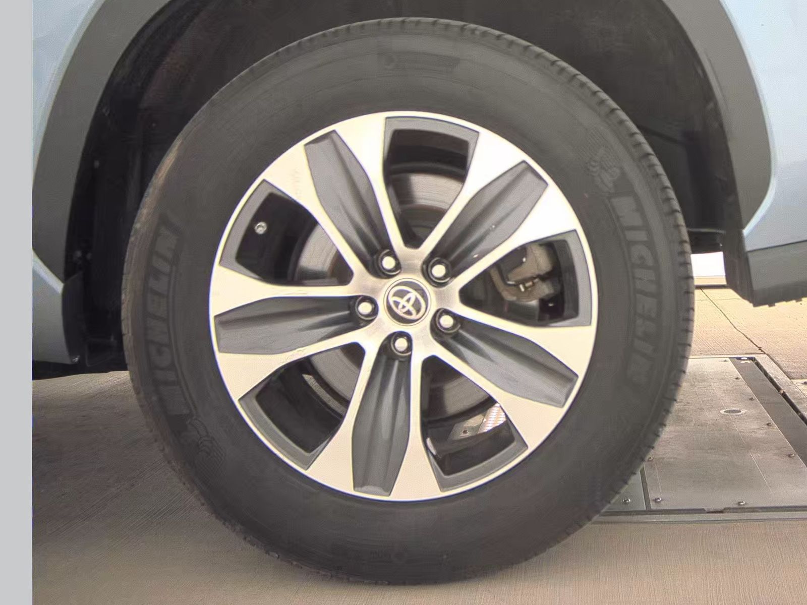 2023 Toyota Highlander XLE FWD