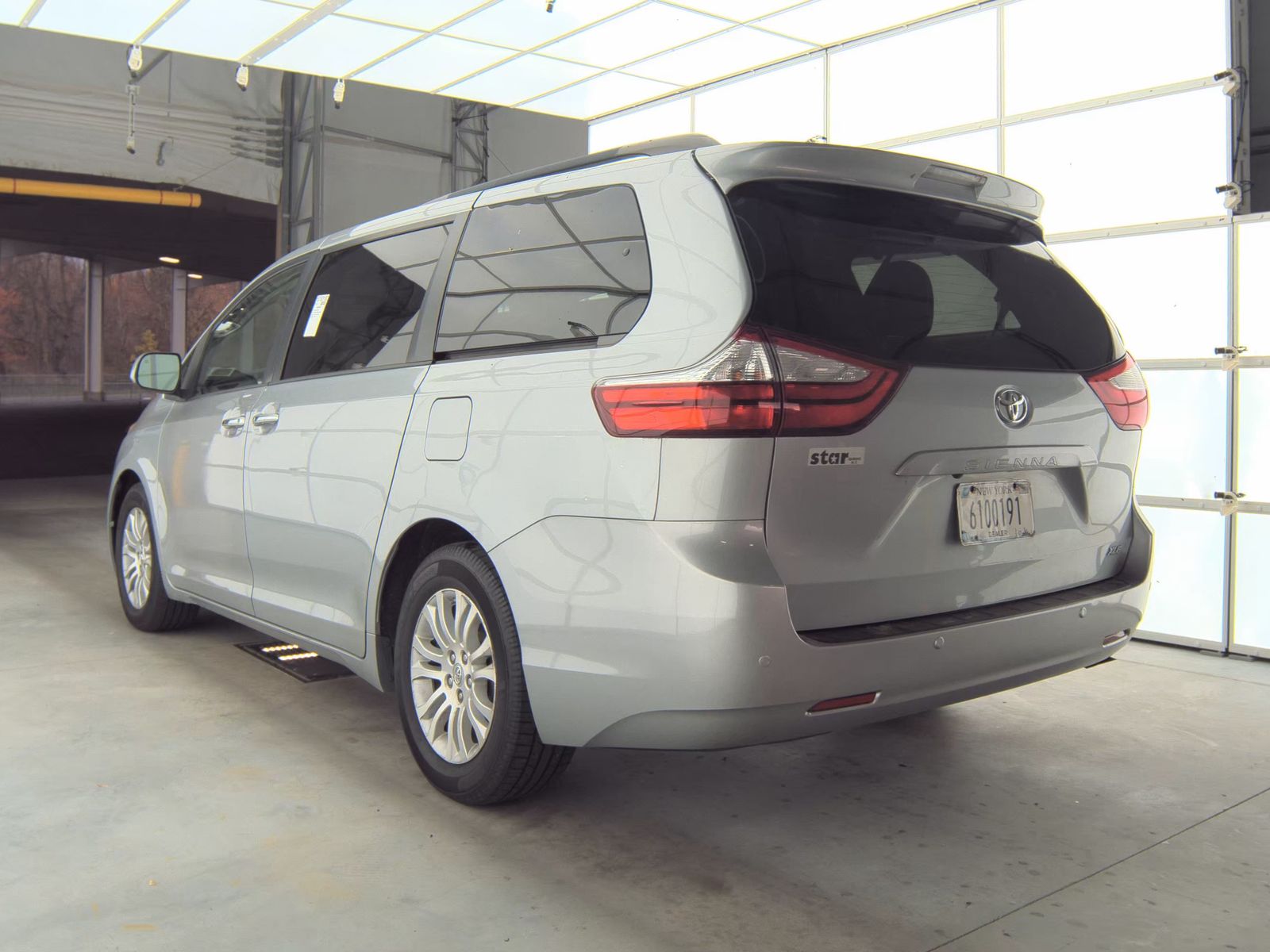 2017 Toyota Sienna XLE Premium FWD