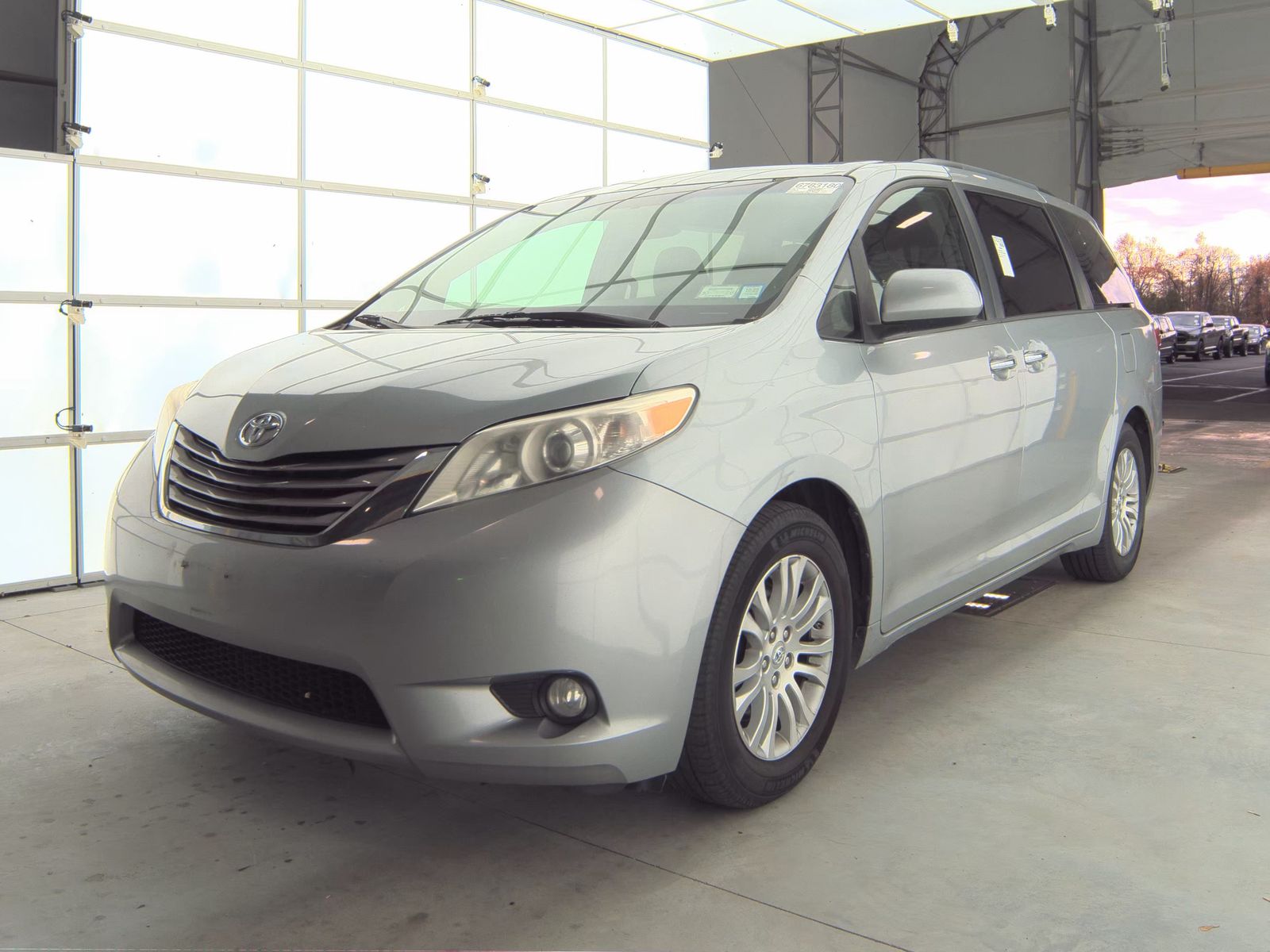 2017 Toyota Sienna XLE Premium FWD