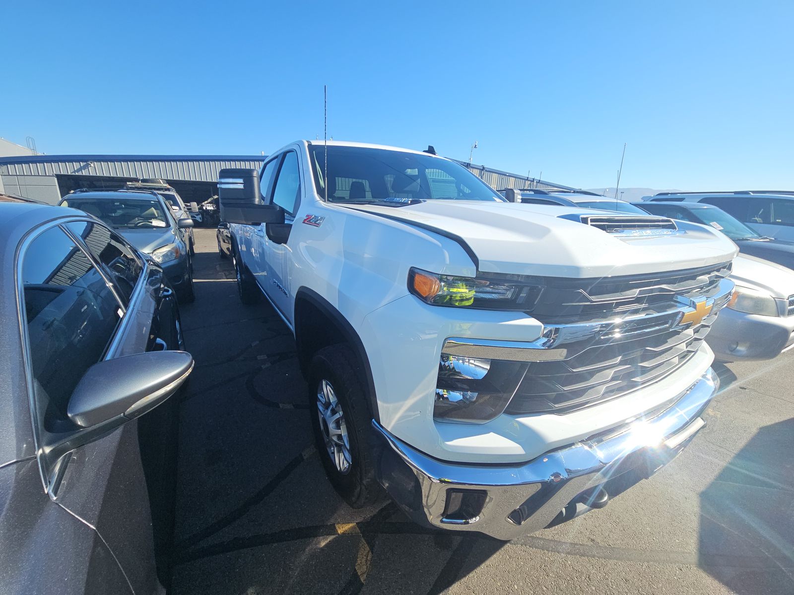 2024 CHEVY SILVERADO 2500 LT DIESEL WHITE SHORT BED SINGLE - Image 3