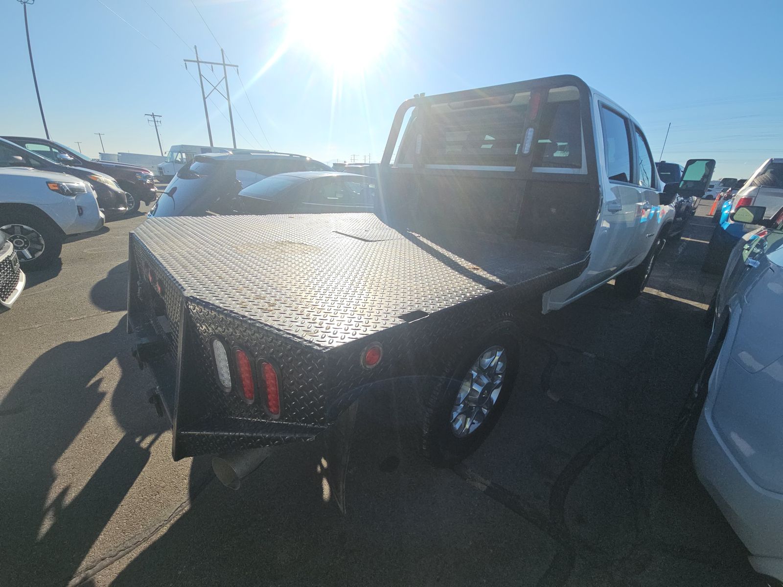 2023 CHEVY SILVERADO 2500 LT DIESEL WHITE FLATBED 160 SINGLE SINGLE - Image 4