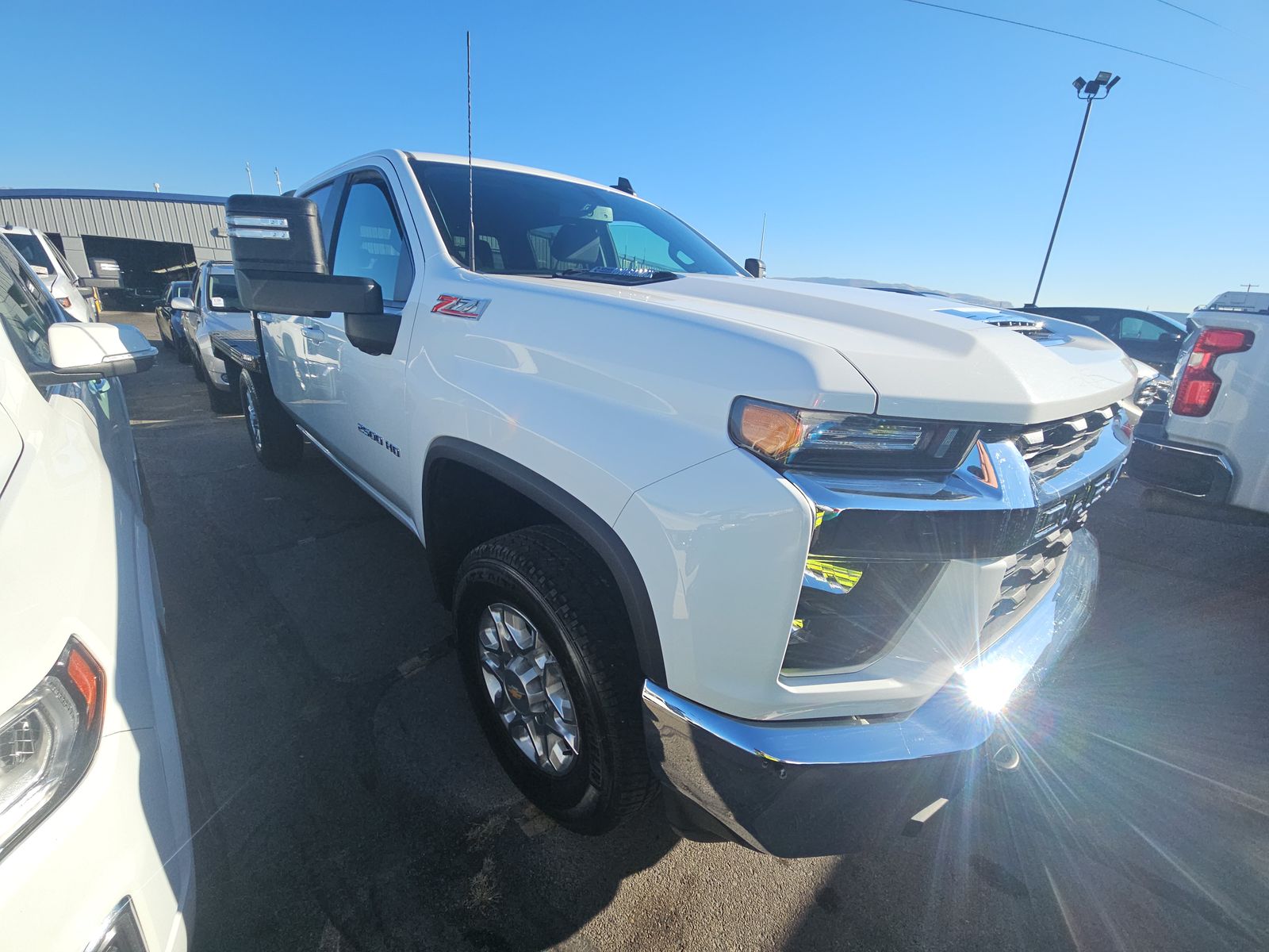 2023 CHEVY SILVERADO 2500 LT DIESEL WHITE FLATBED 160 SINGLE SINGLE - Image 3