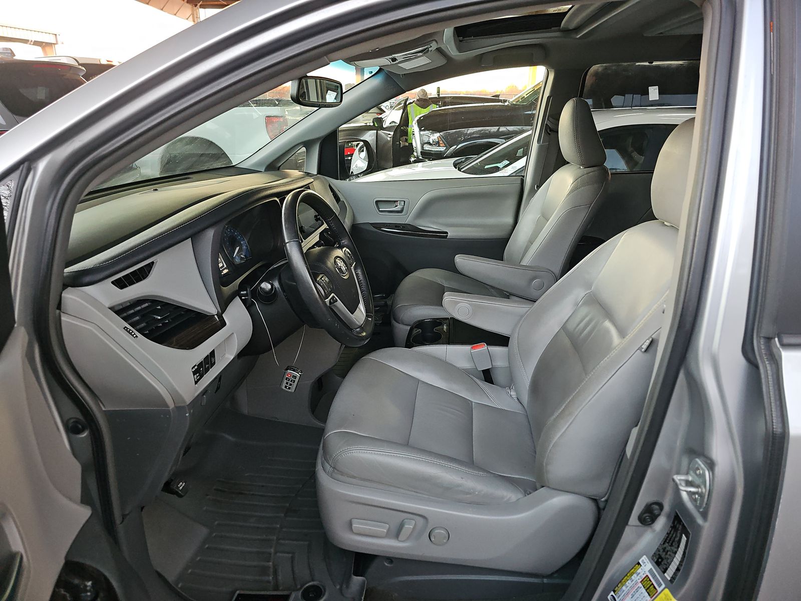 2017 Toyota Sienna XLE Premium FWD