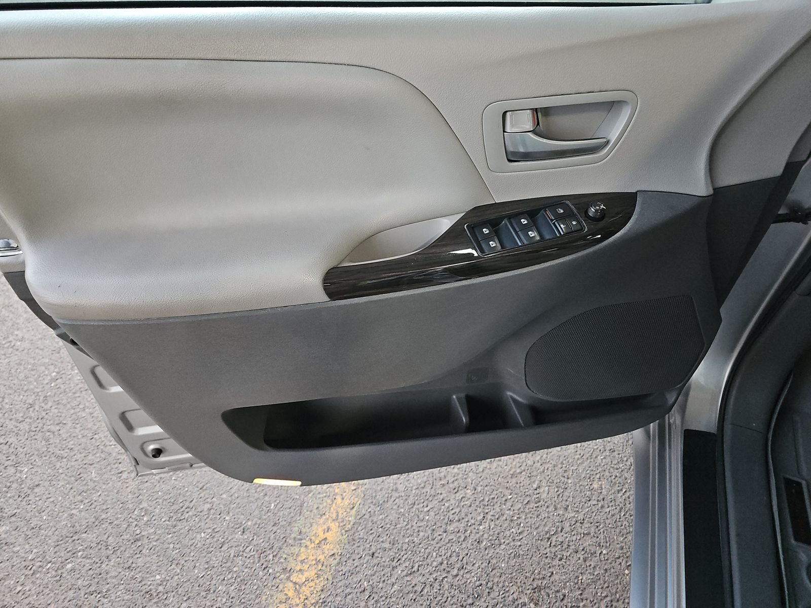 2017 Toyota Sienna XLE Premium FWD