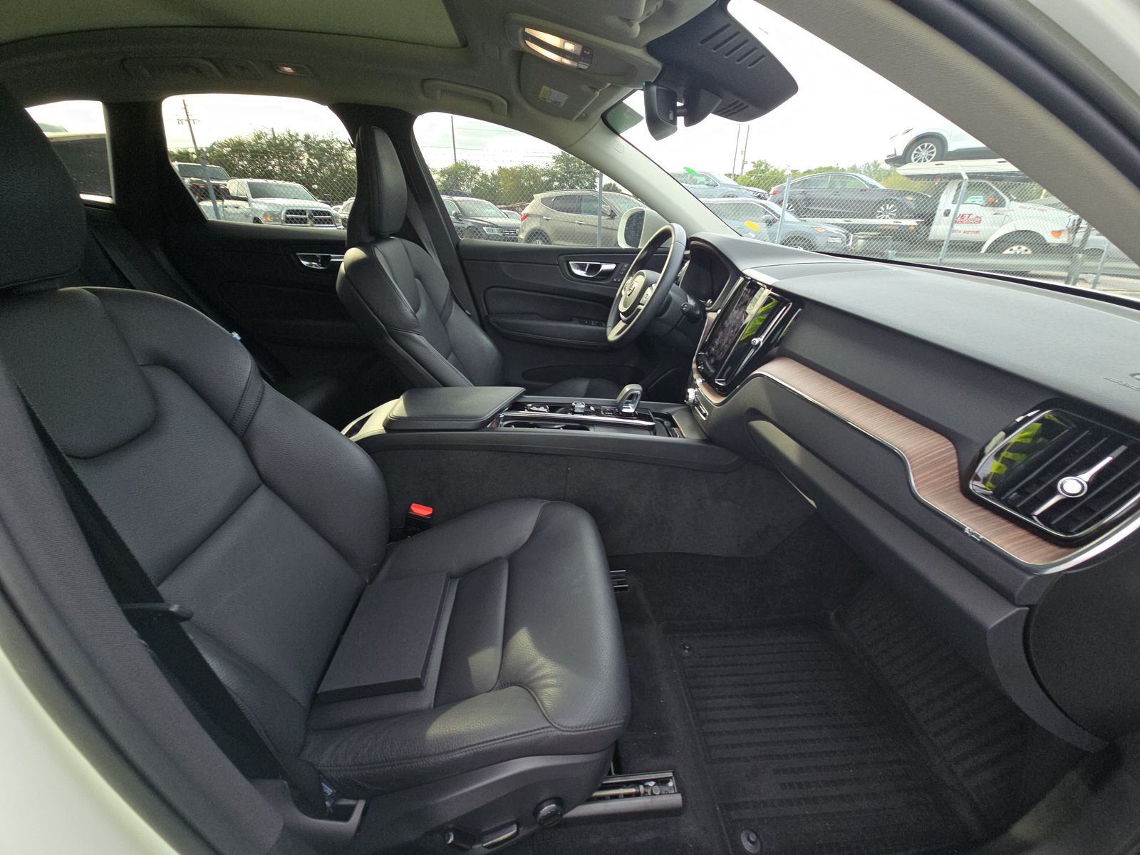 2022 Volvo XC60 B5 Momentum FWD