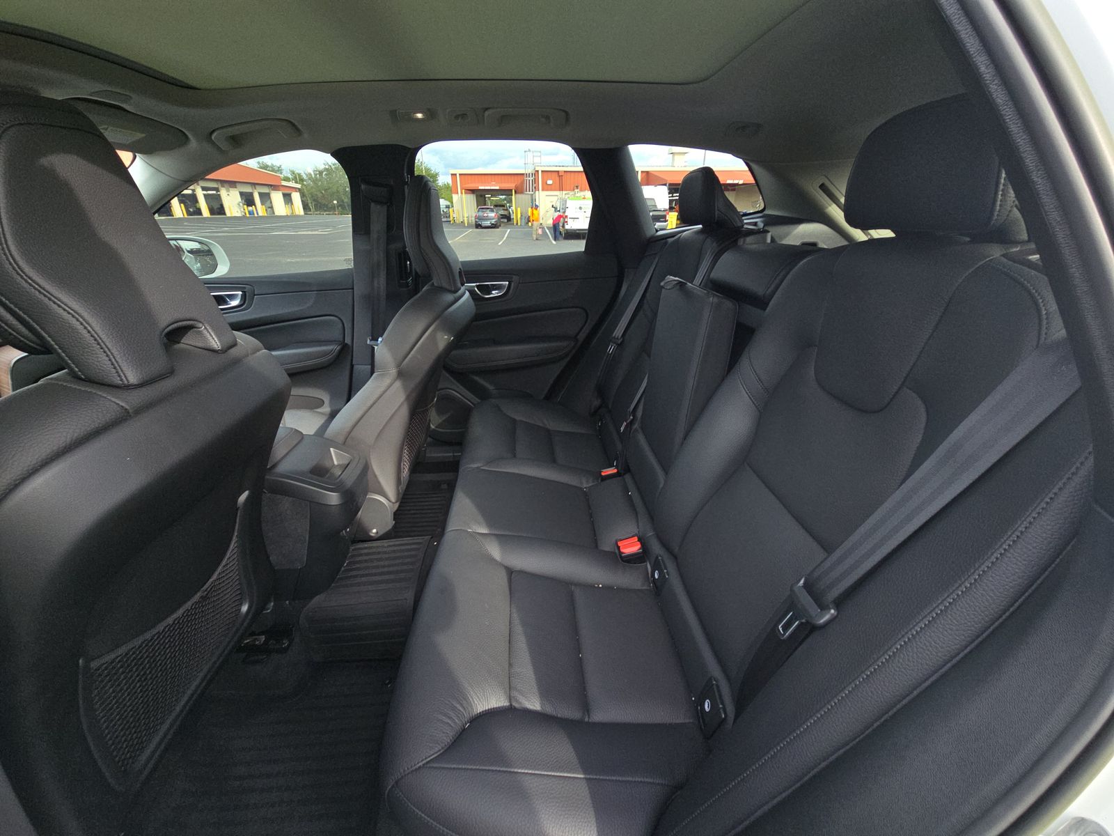 2022 Volvo XC60 B5 Momentum FWD