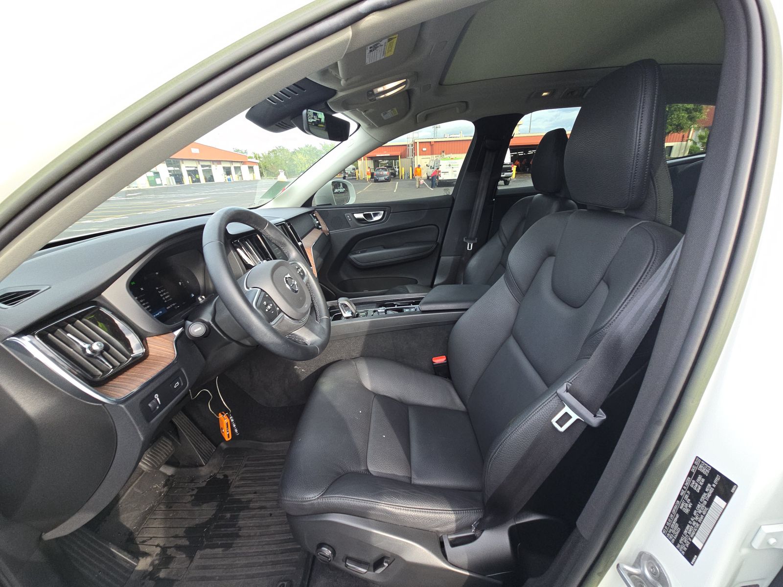 2022 Volvo XC60 B5 Momentum FWD