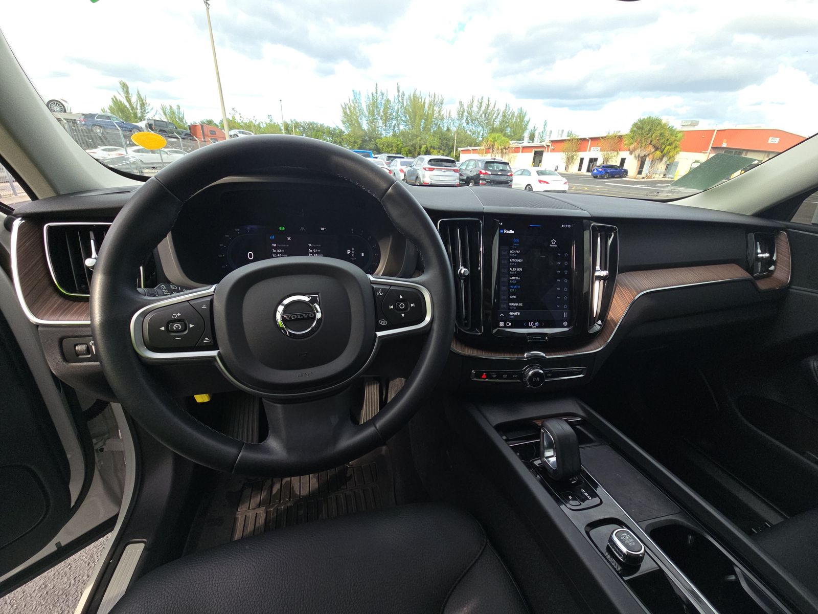 2022 Volvo XC60 B5 Momentum FWD