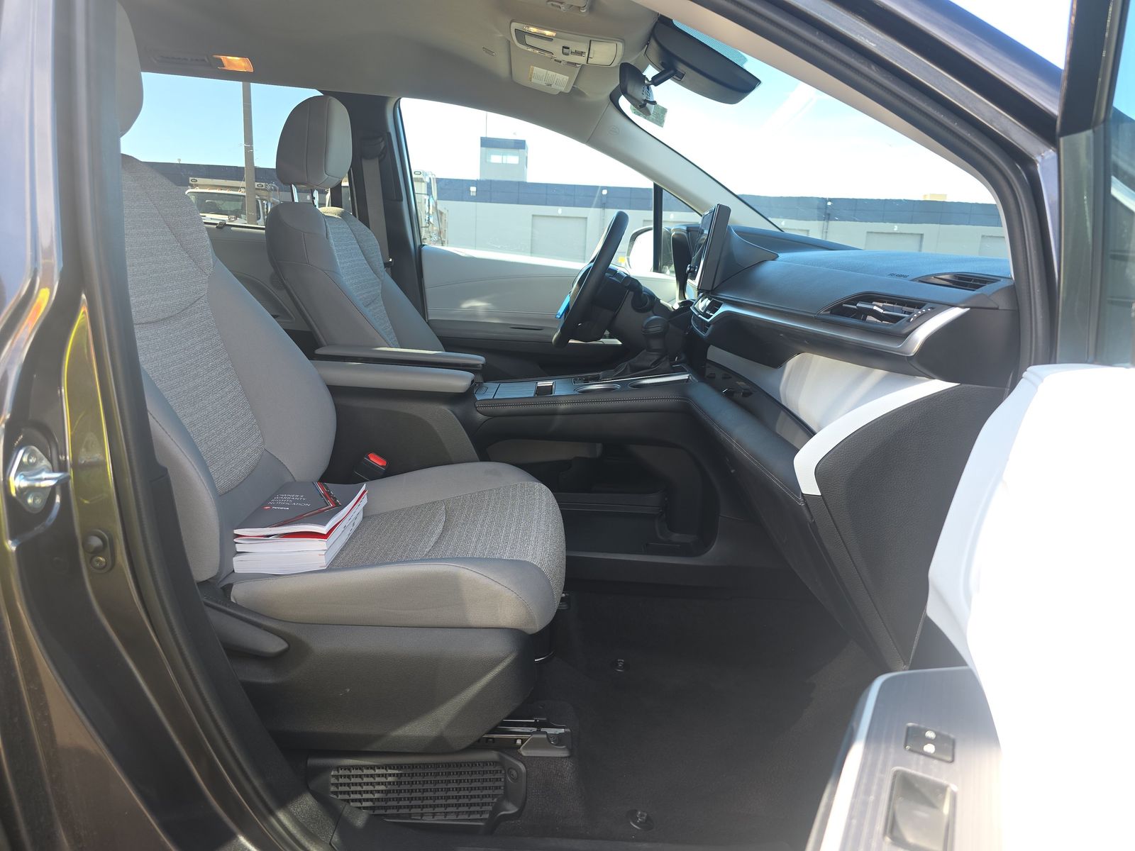 2025 Toyota Sienna LE FWD