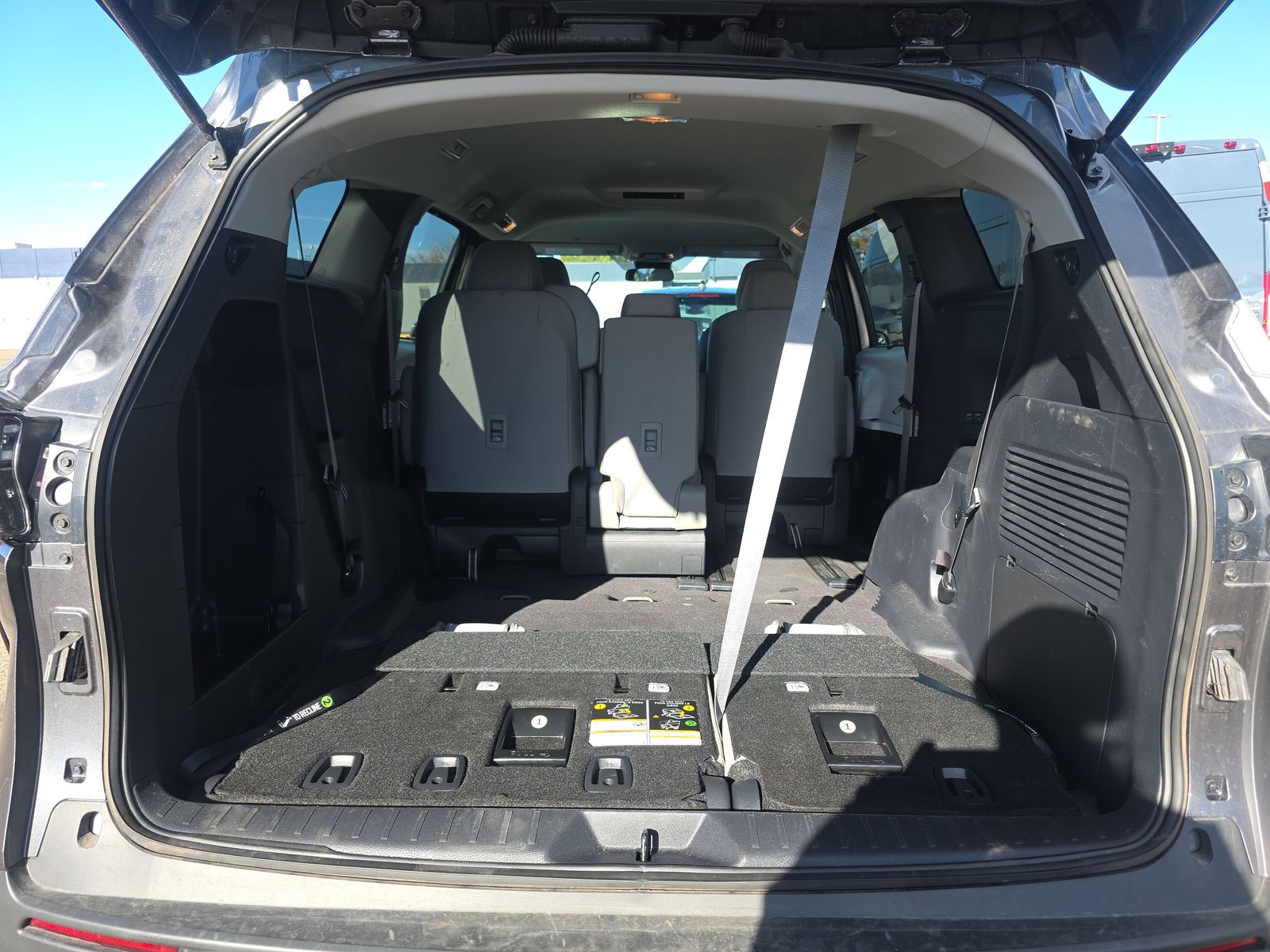 2025 Toyota Sienna LE FWD