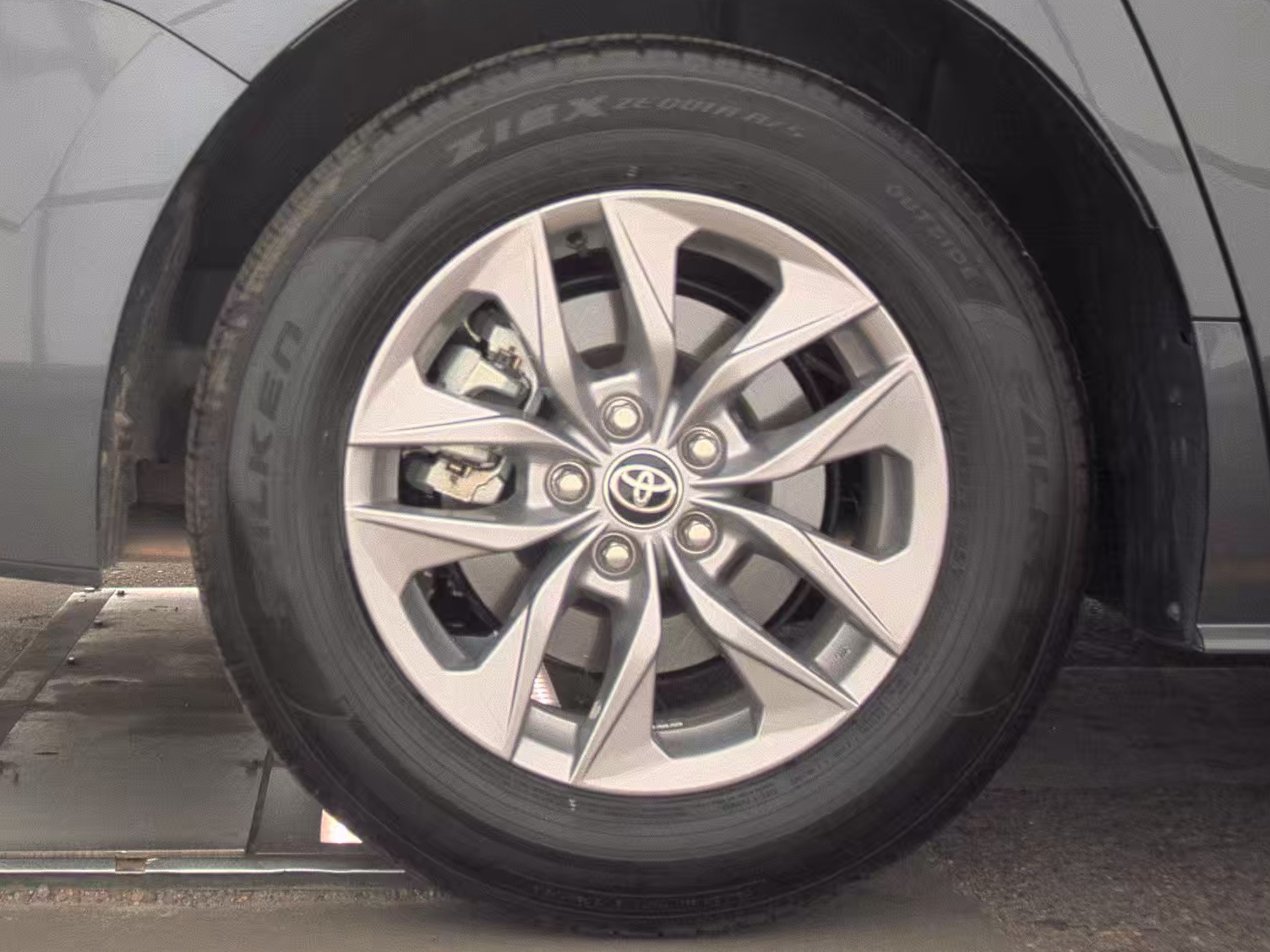 2025 Toyota Sienna LE FWD