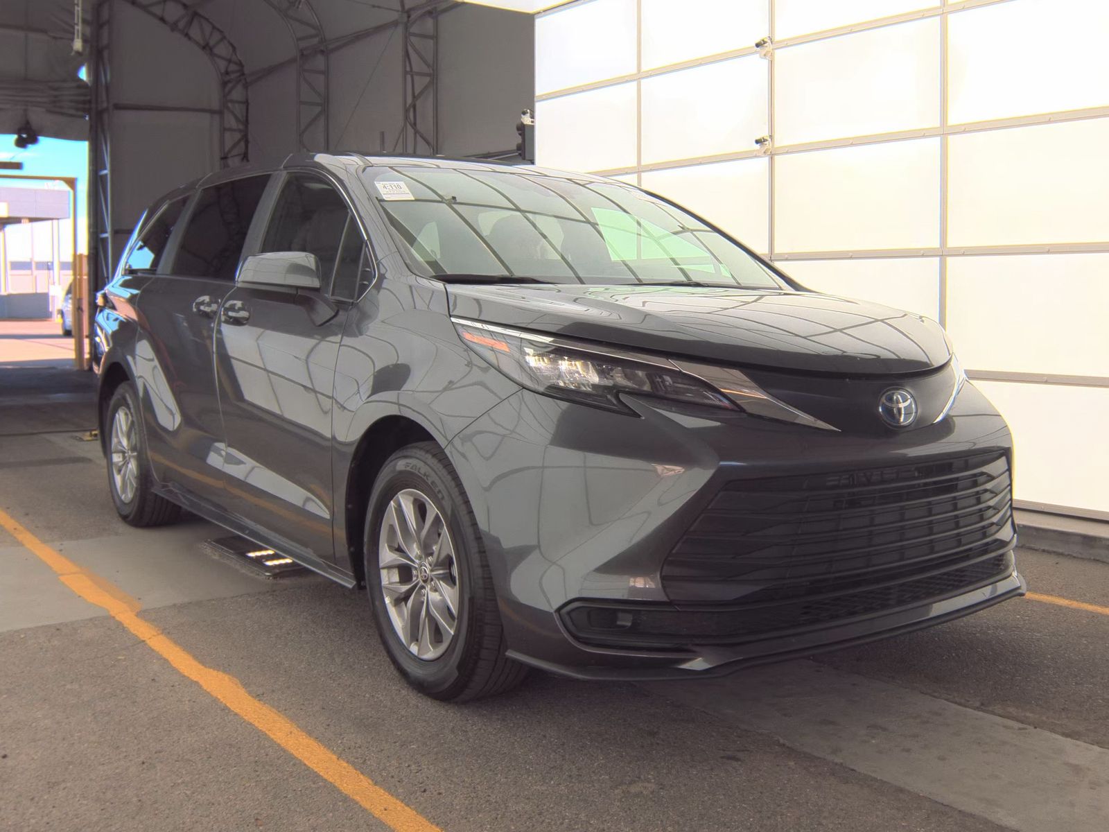 2025 Toyota Sienna LE FWD
