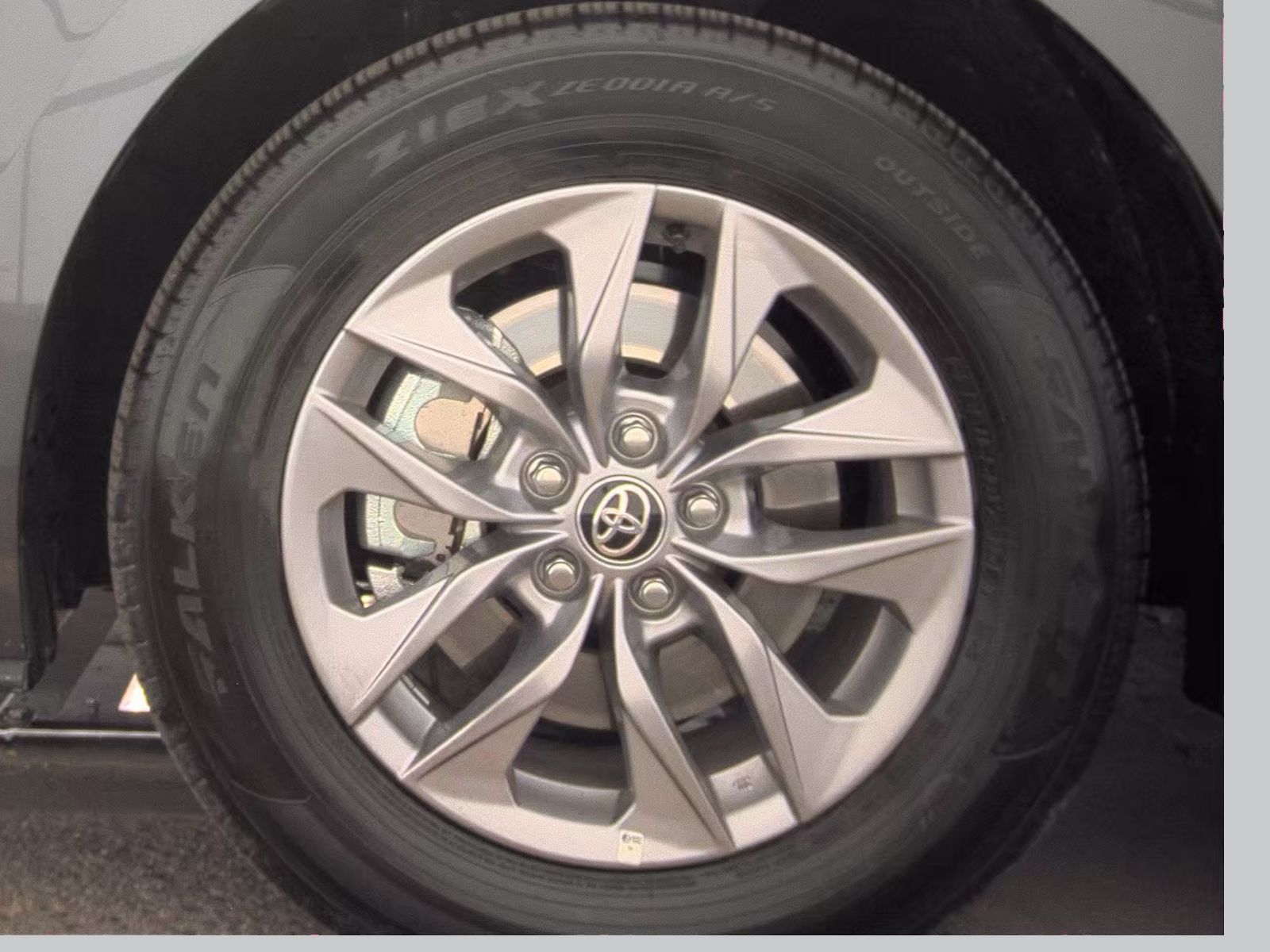 2025 Toyota Sienna LE FWD