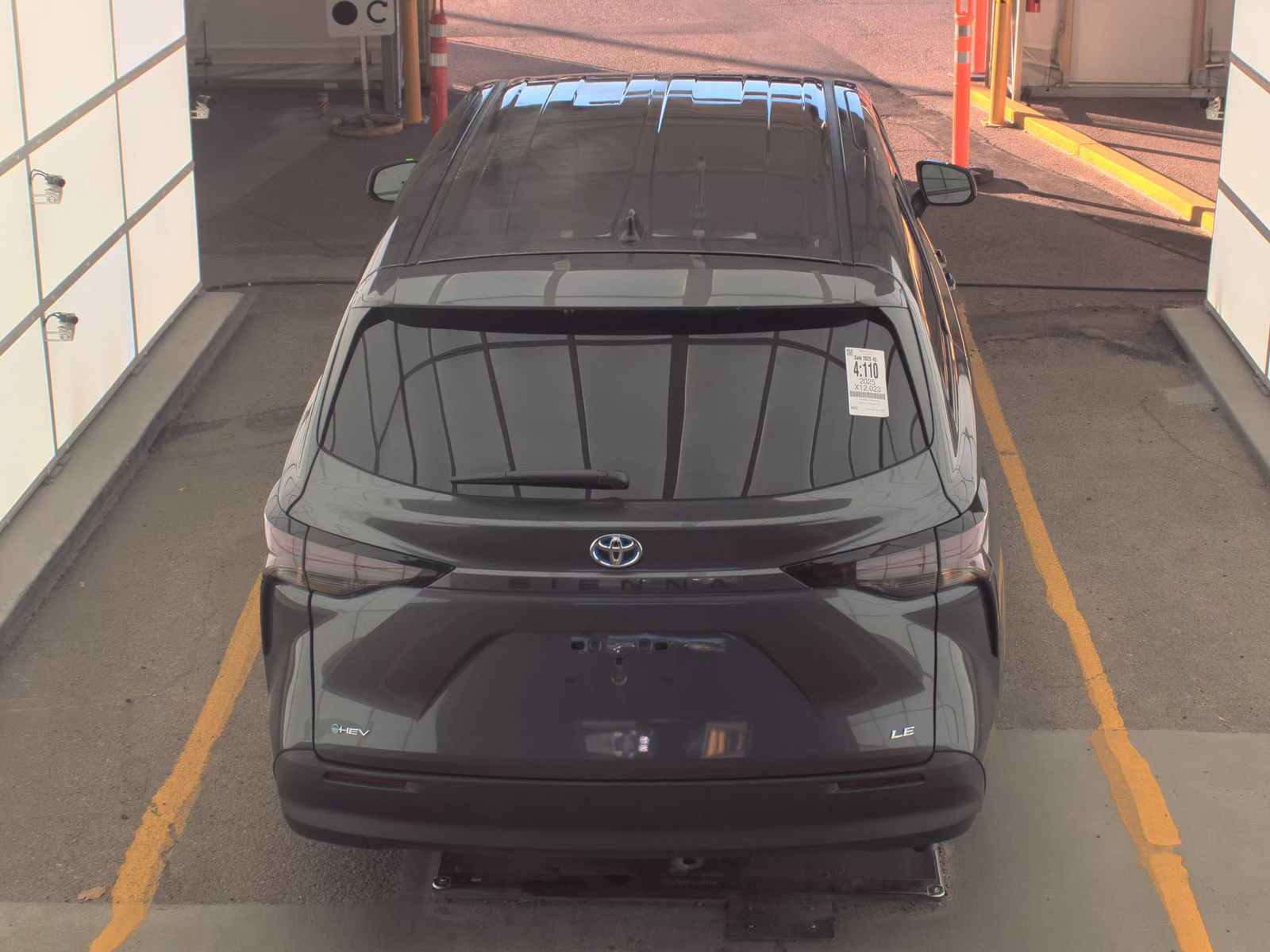 2025 Toyota Sienna LE FWD