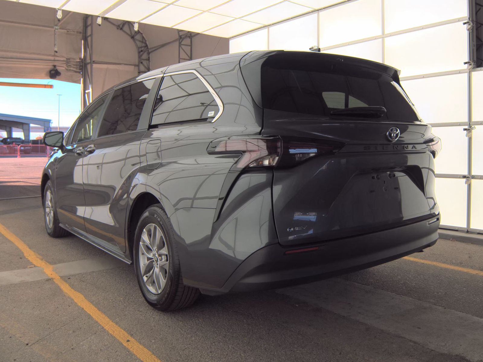 2025 Toyota Sienna LE FWD