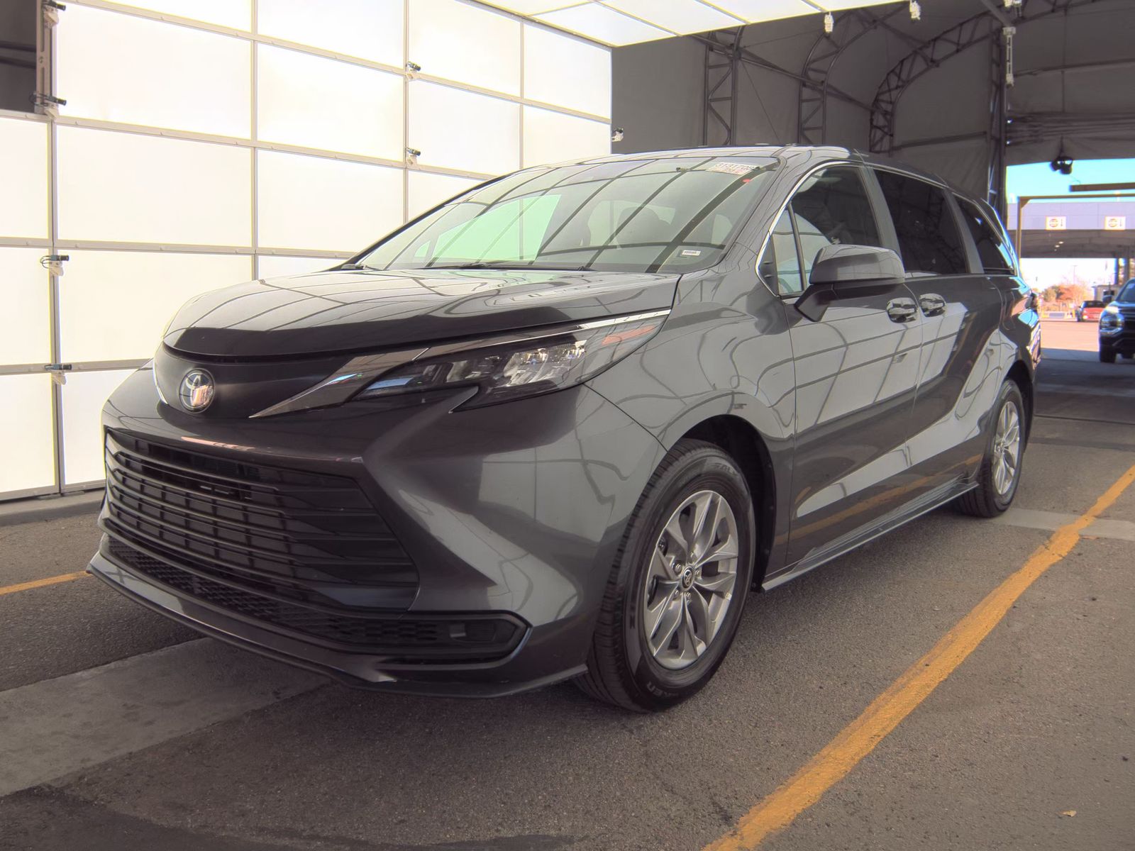 2025 Toyota Sienna LE FWD