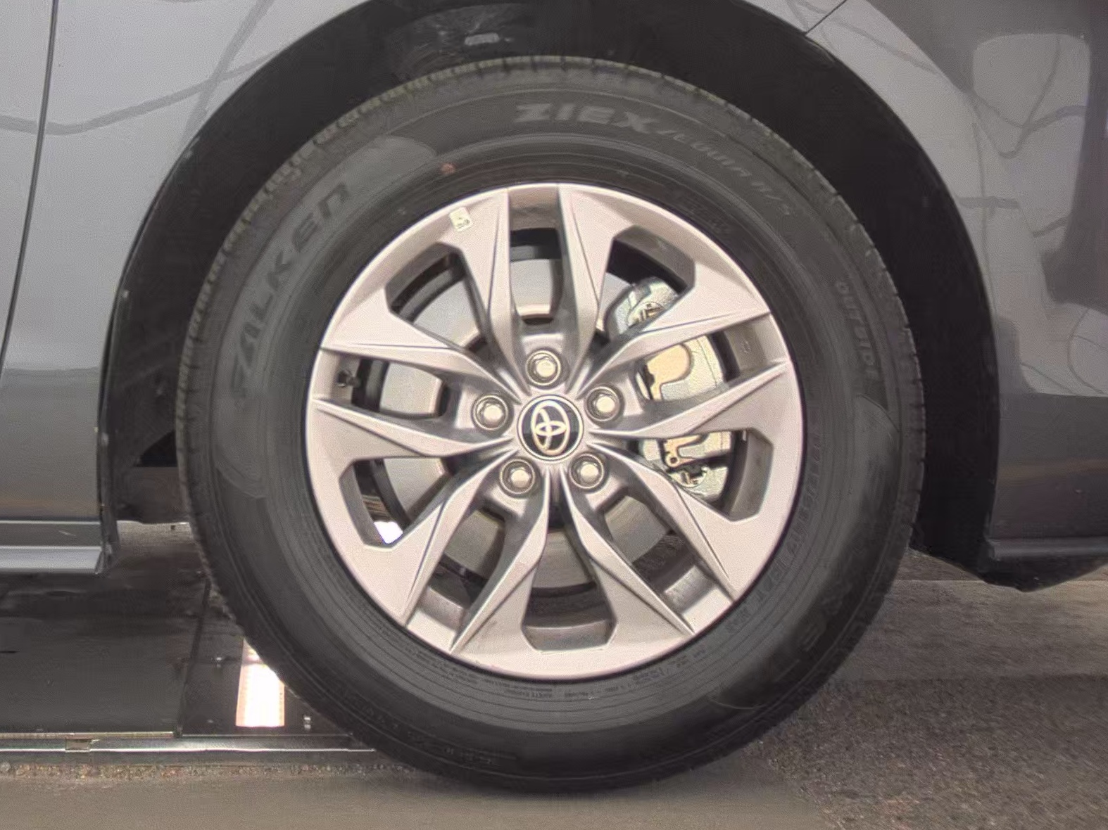 2025 Toyota Sienna LE FWD