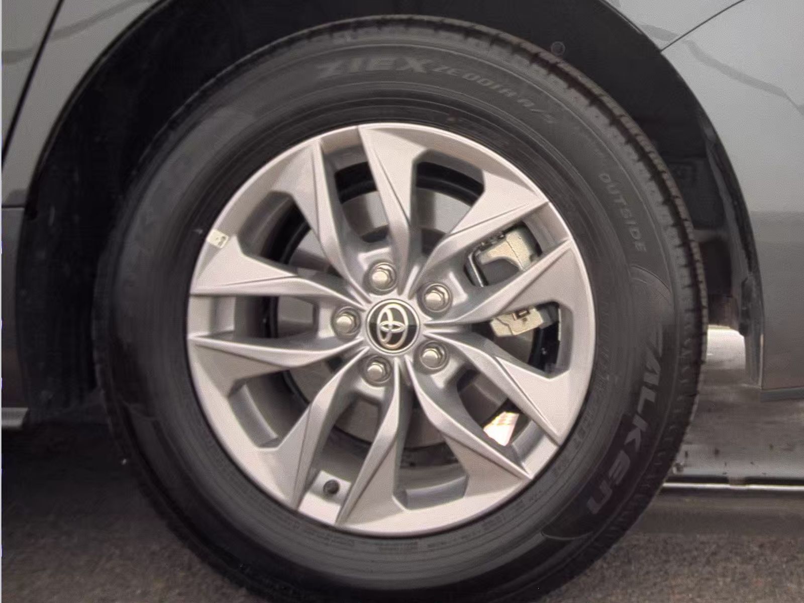 2025 Toyota Sienna LE FWD