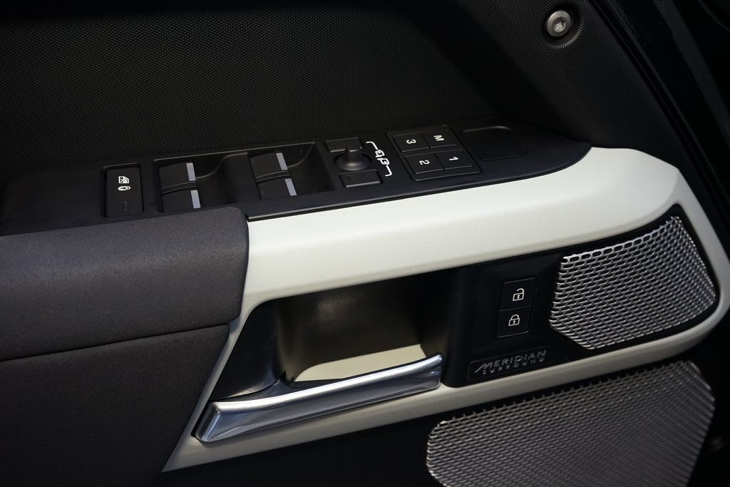 2023 Land Rover Defender 130 X-Dynamic SE AWD