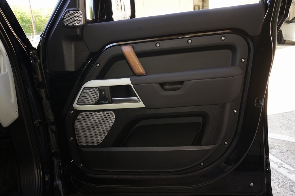 2023 Land Rover Defender 130 X-Dynamic SE AWD