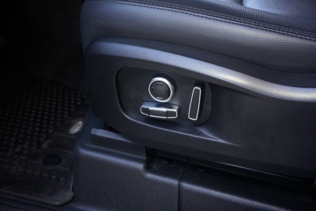 2023 Land Rover Defender 130 X-Dynamic SE AWD