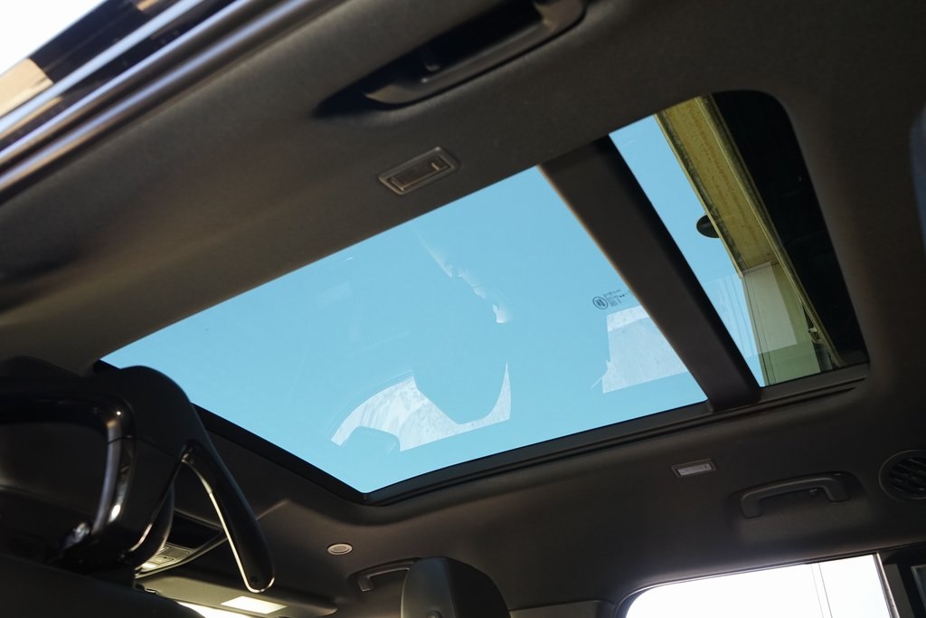 2023 Land Rover Defender 130 X-Dynamic SE AWD