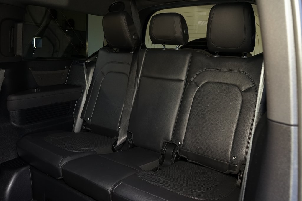 2023 Land Rover Defender 130 X-Dynamic SE AWD