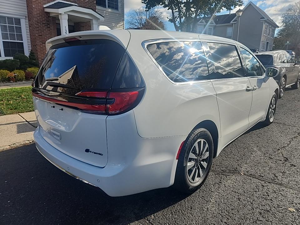 2022 Chrysler Pacifica Hybrid Touring L FWD