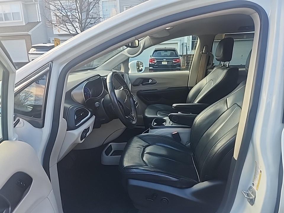 2022 Chrysler Pacifica Hybrid Touring L FWD