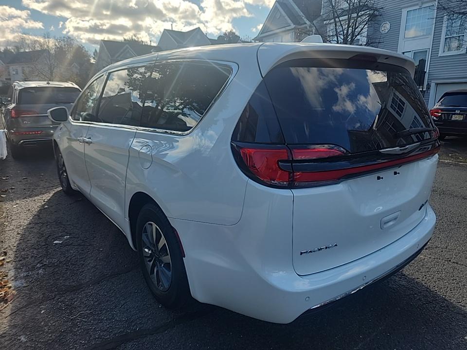 2022 Chrysler Pacifica Hybrid Touring L FWD