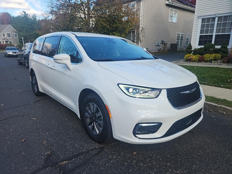 2022 Chrysler Pacifica Hybrid Touring L FWD