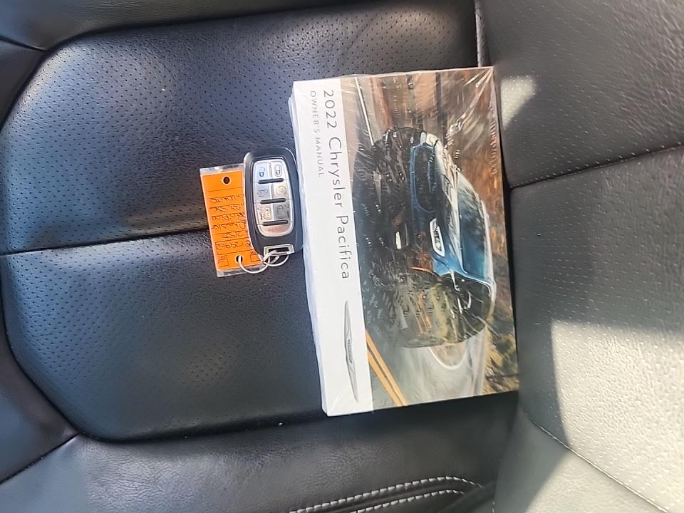 2022 Chrysler Pacifica Hybrid Touring L FWD