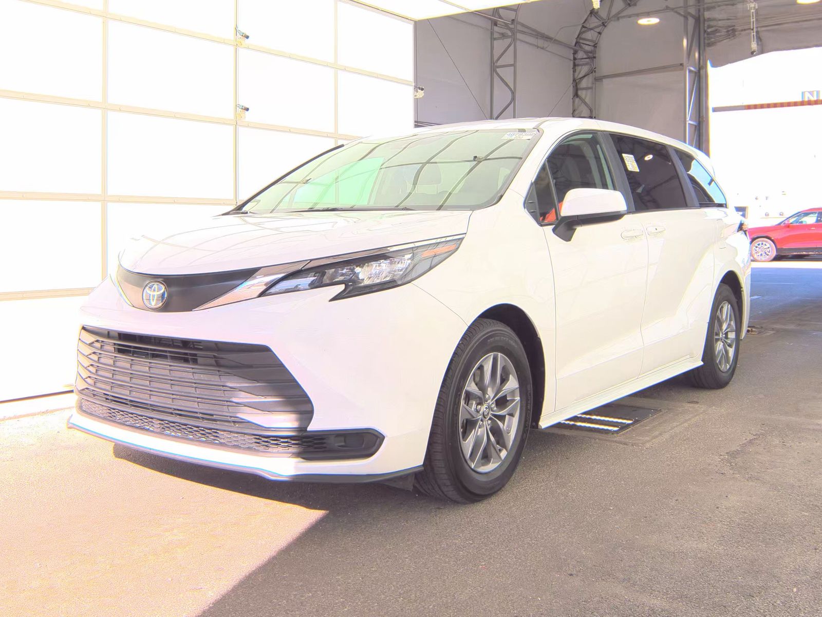 2024 Toyota Sienna LE FWD