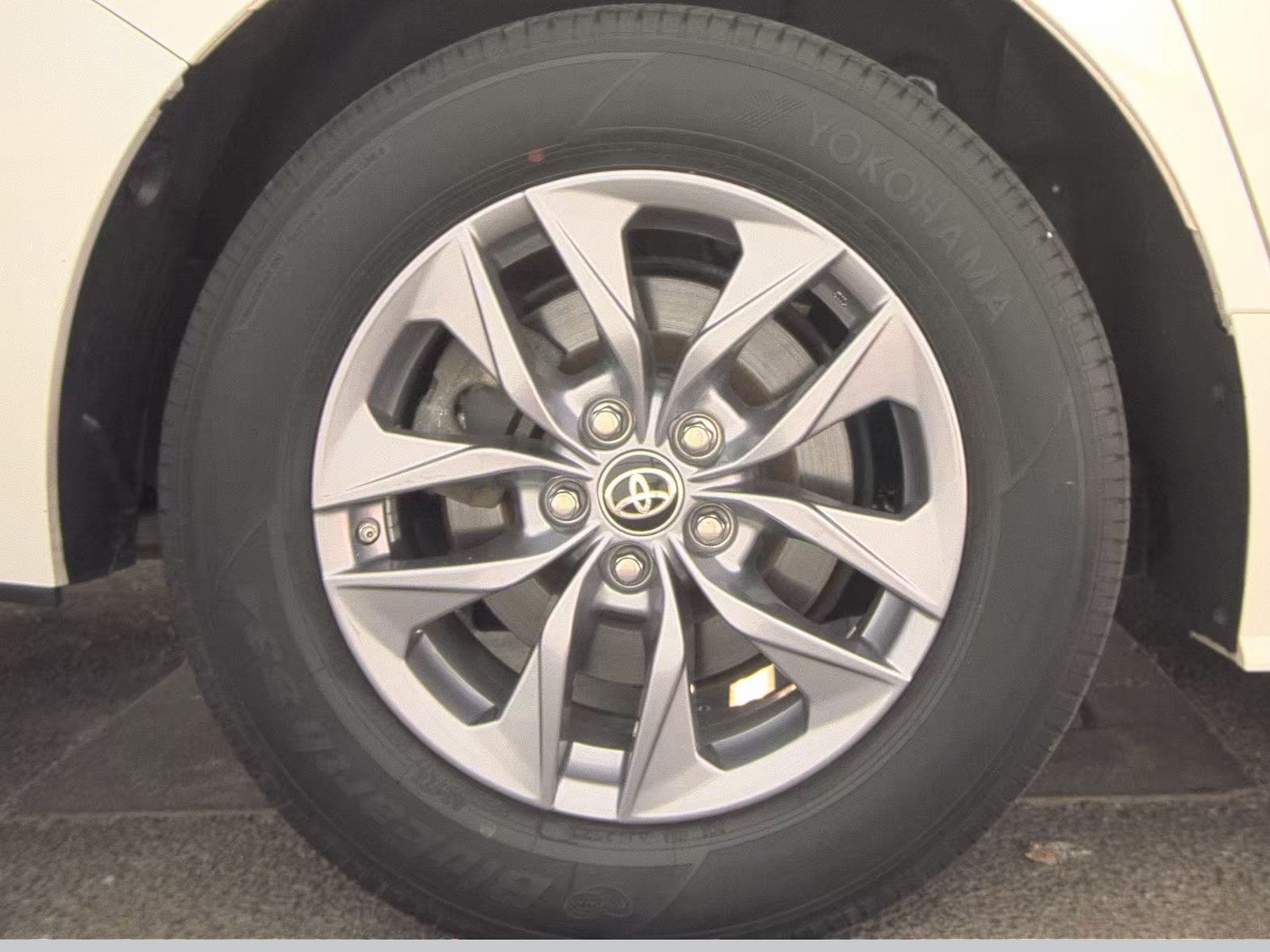 2024 Toyota Sienna LE FWD