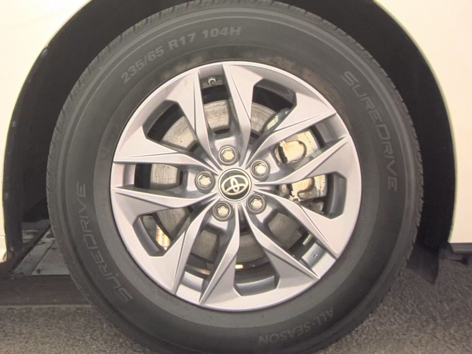 2024 Toyota Sienna LE FWD