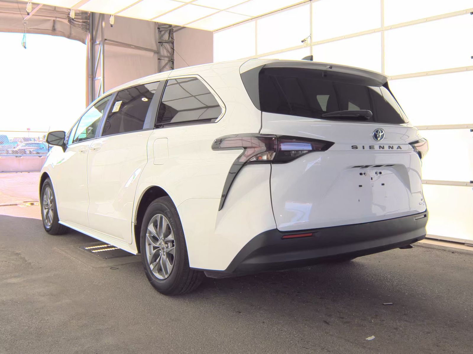 2024 Toyota Sienna LE FWD