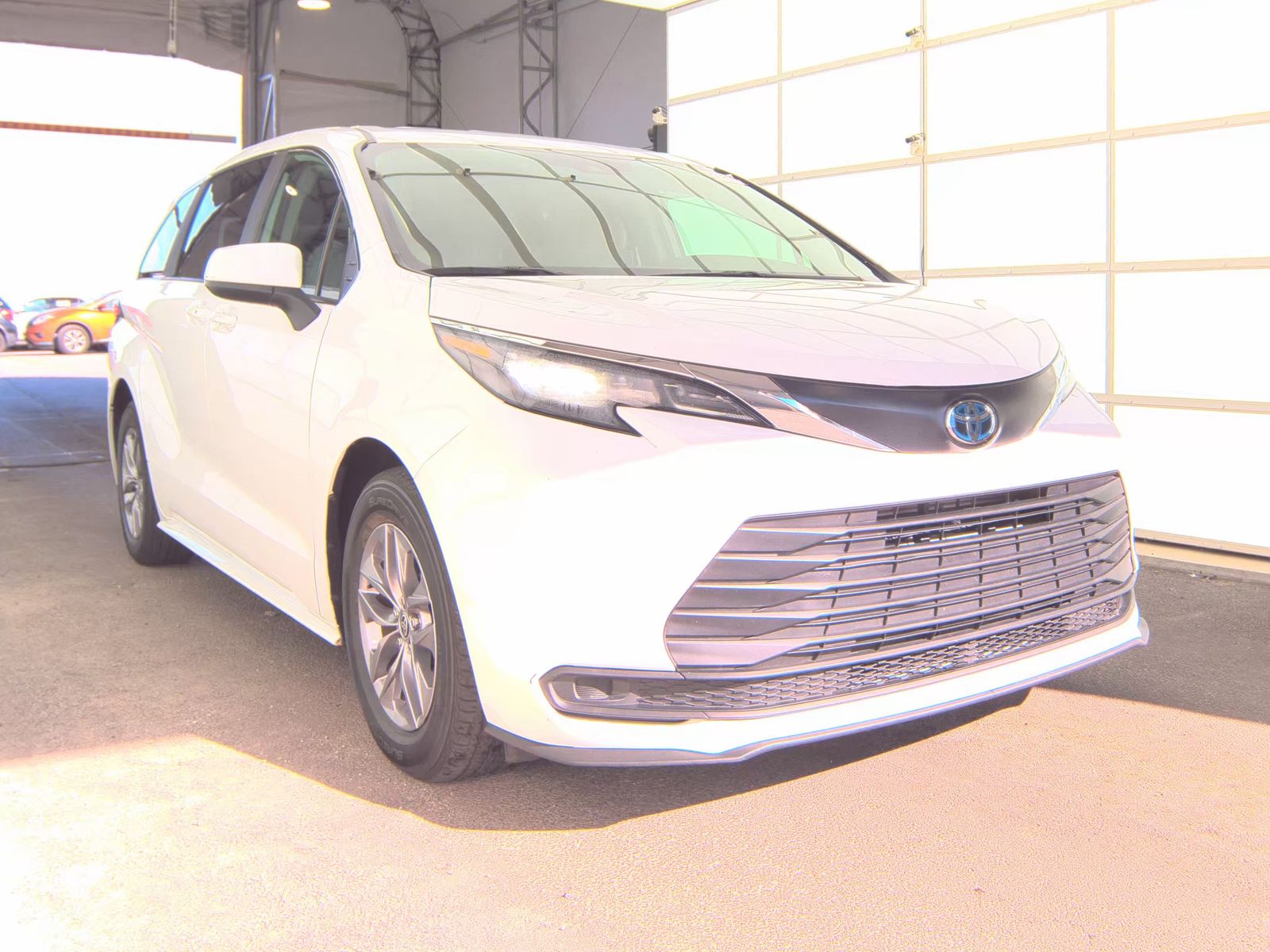 2024 Toyota Sienna LE FWD