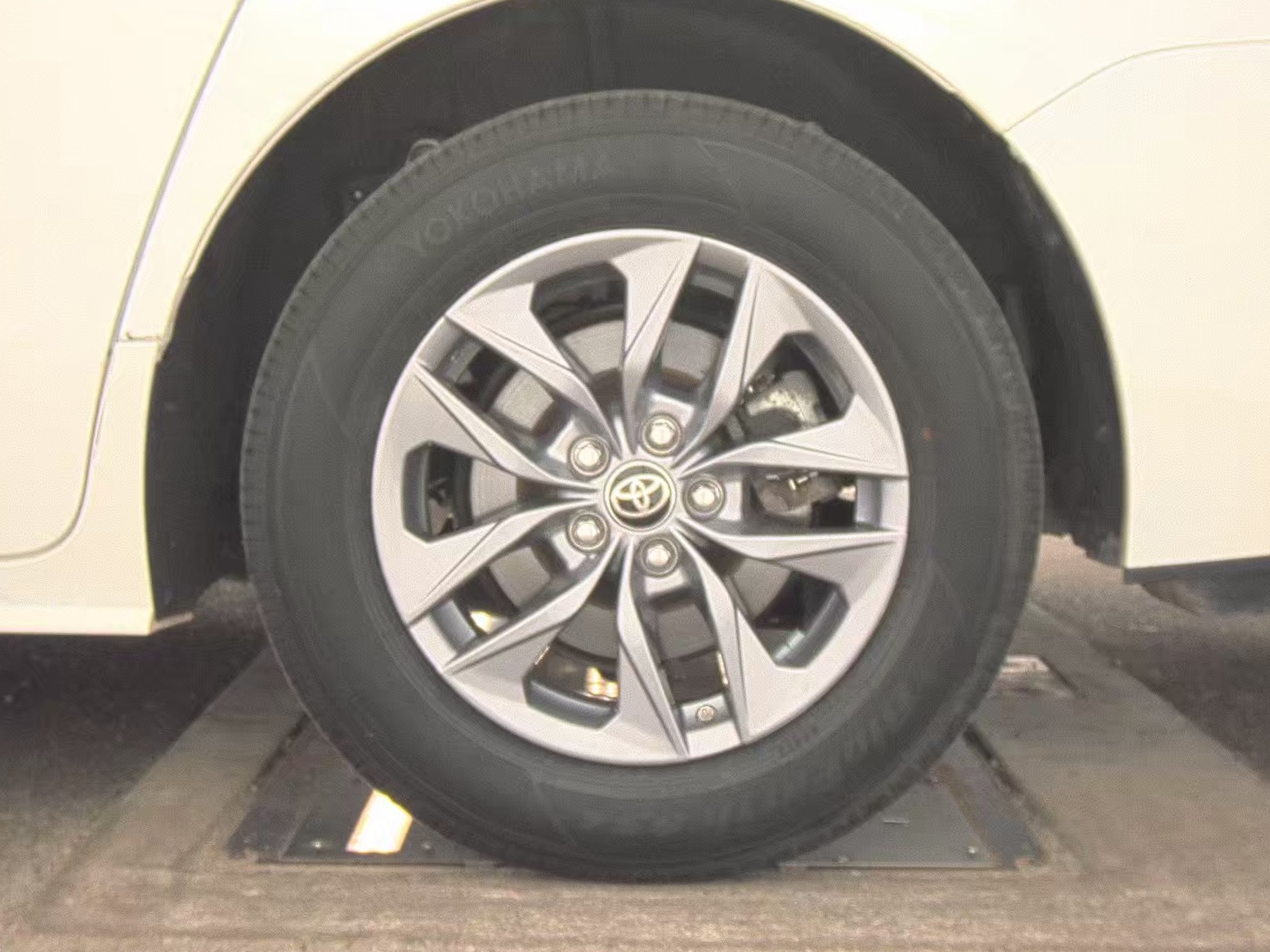 2024 Toyota Sienna LE FWD