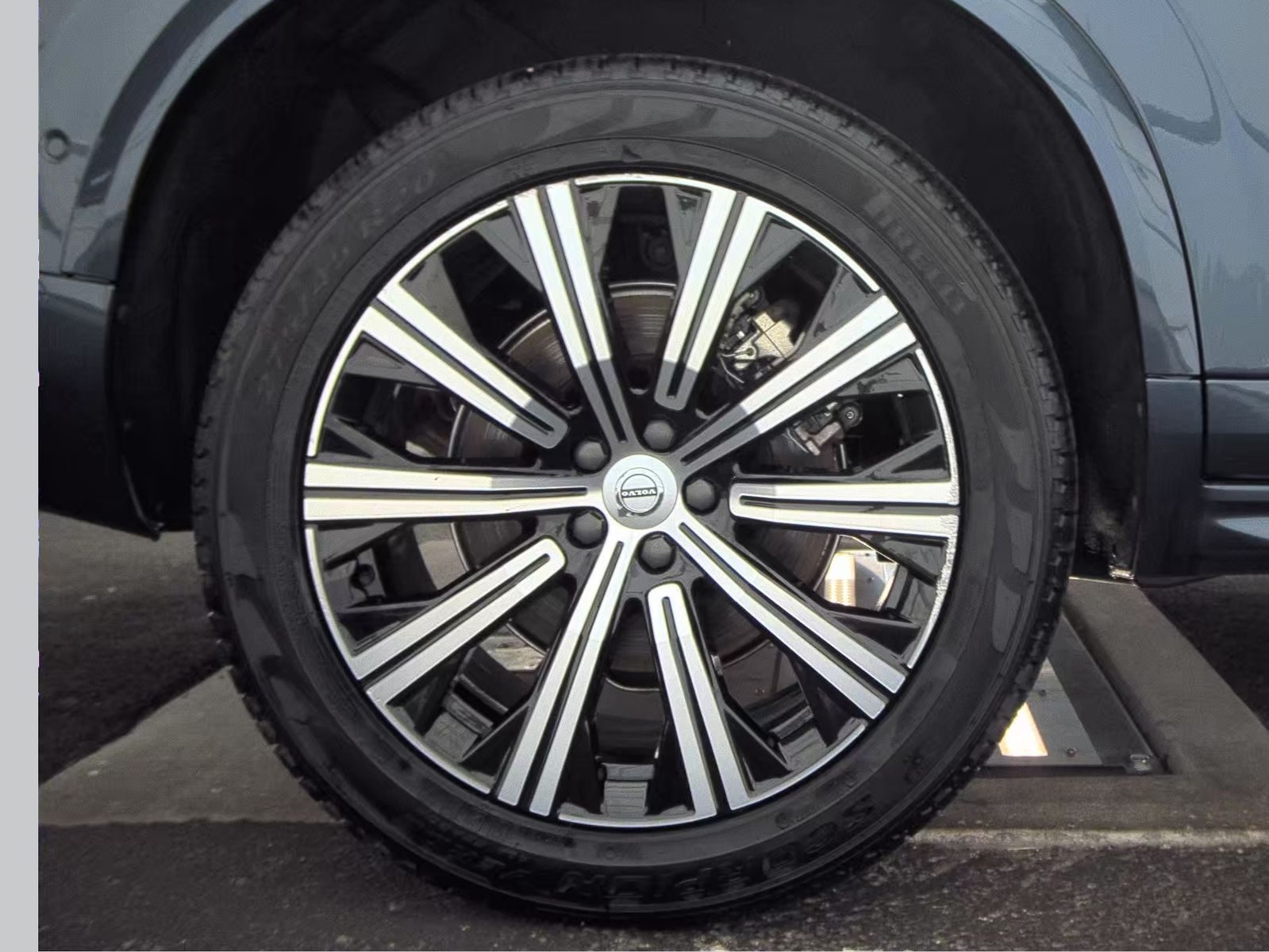 2025 Volvo XC90 B6 Plus AWD