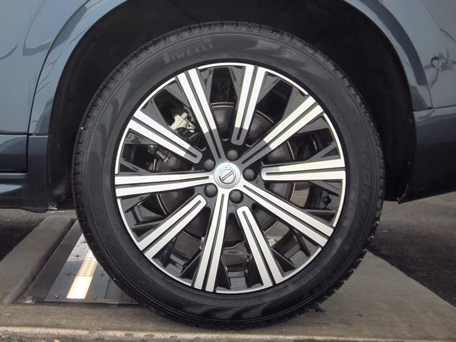 2025 Volvo XC90 B6 Plus AWD