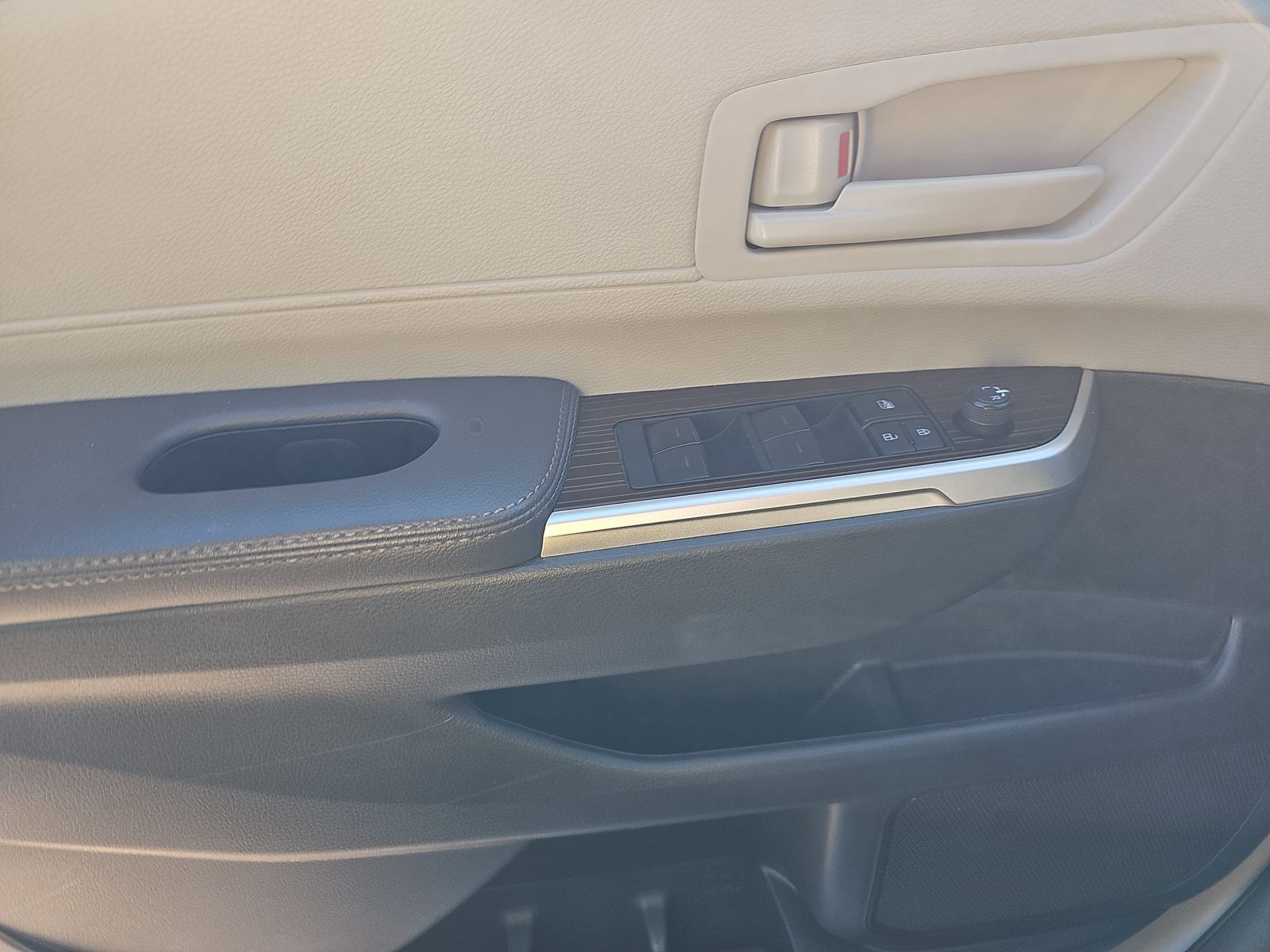 2024 Toyota Sienna LE FWD