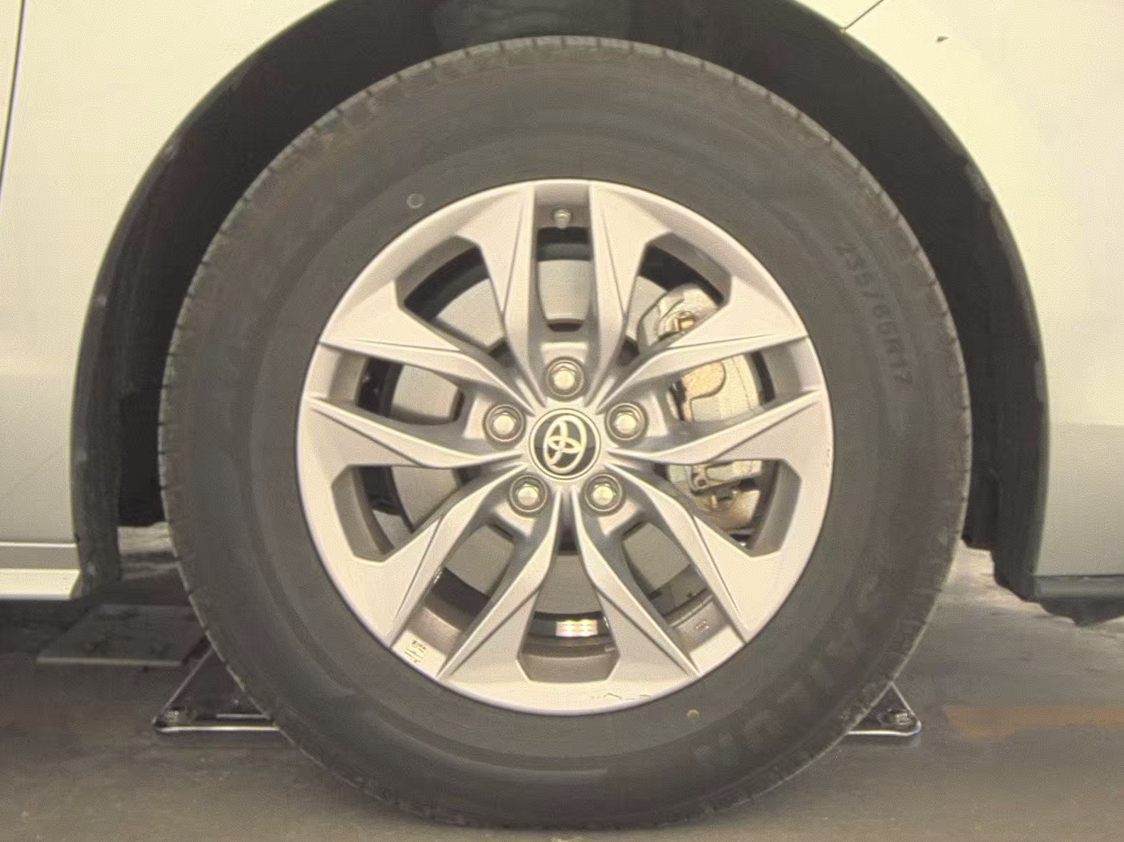 2024 Toyota Sienna LE FWD