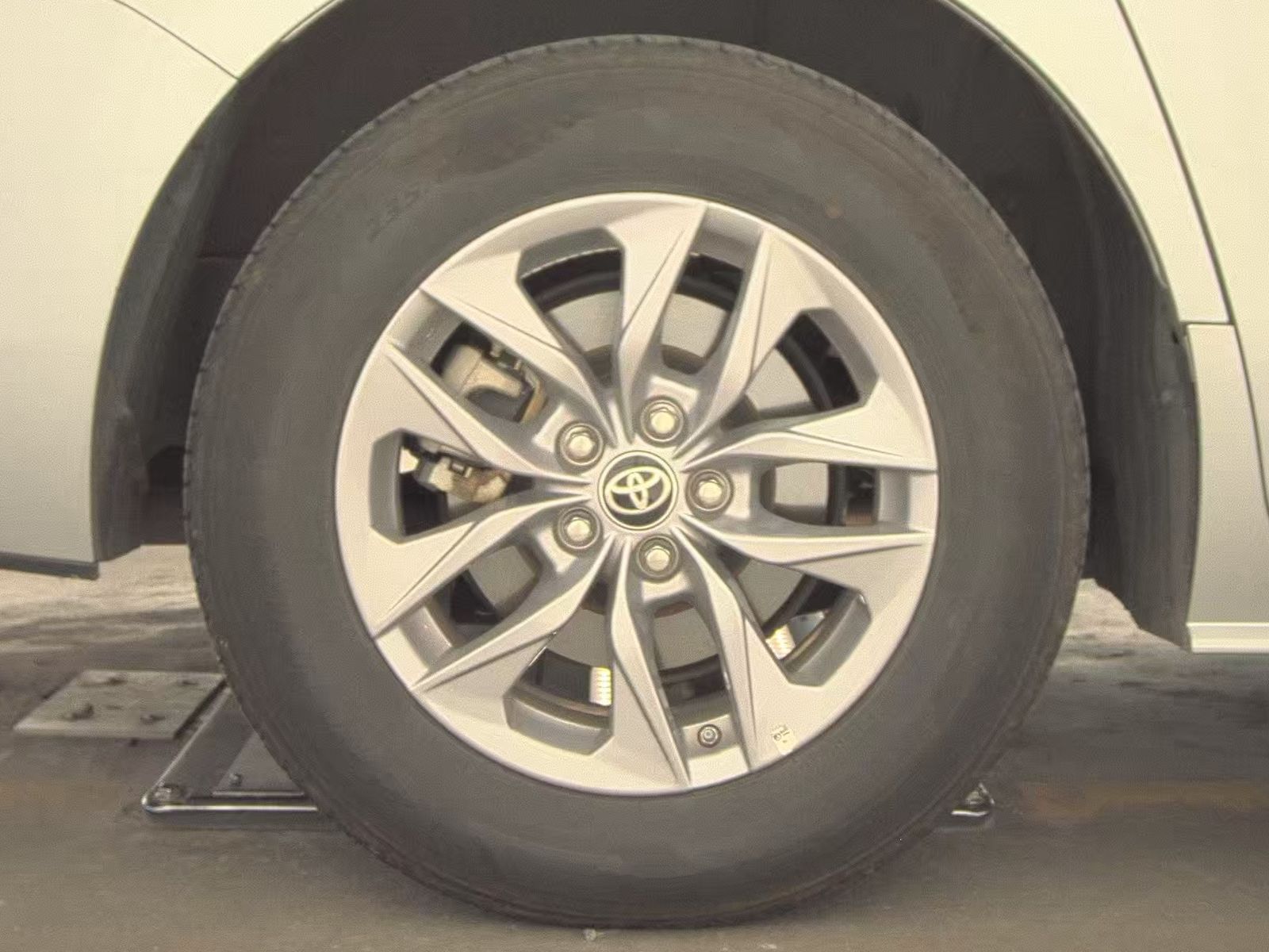 2024 Toyota Sienna LE FWD