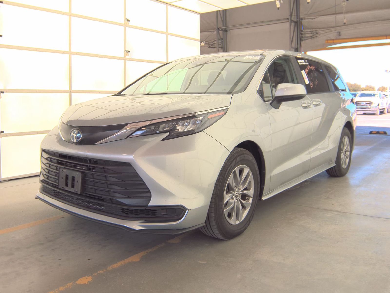 2024 Toyota Sienna LE FWD