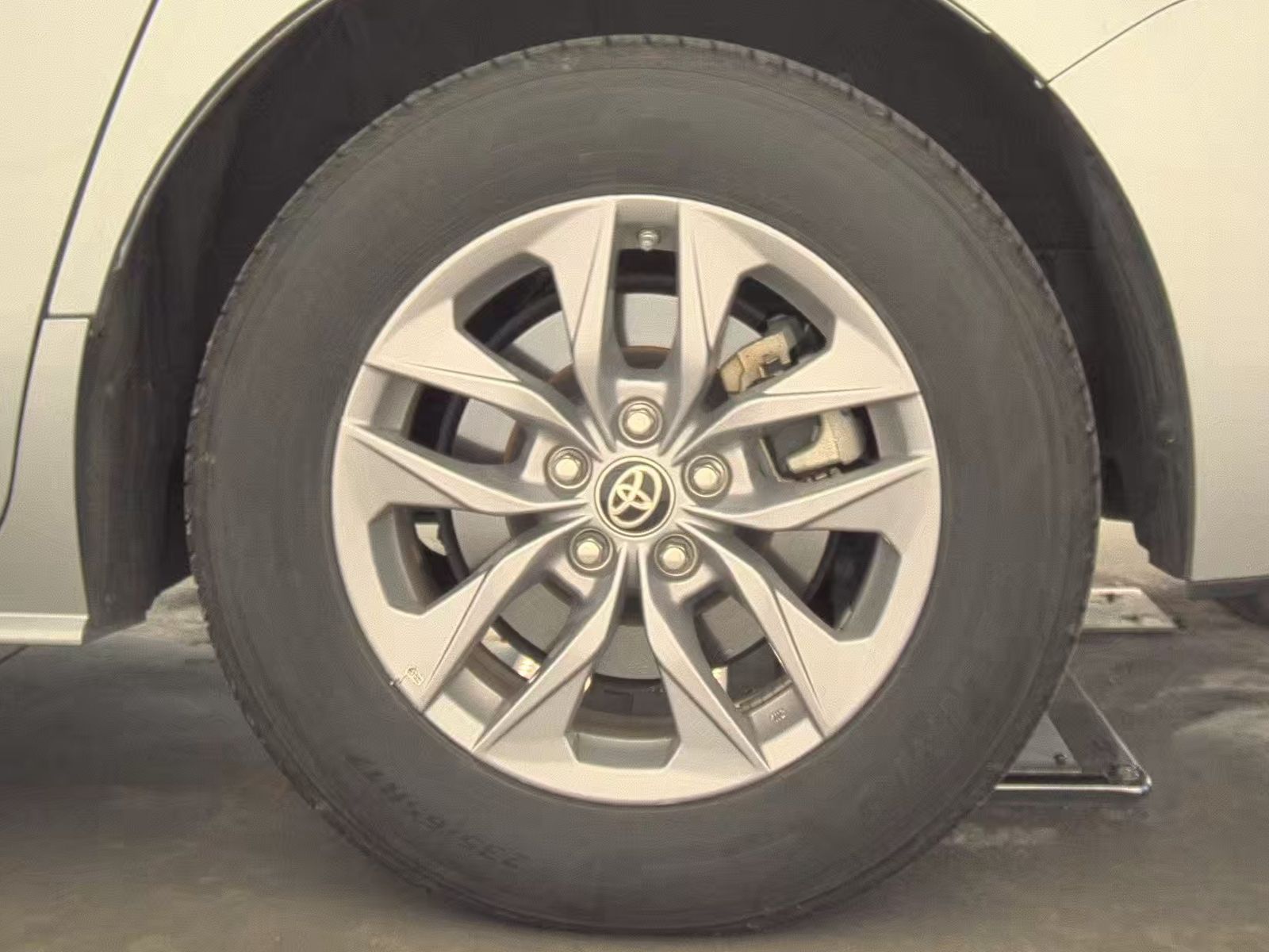 2024 Toyota Sienna LE FWD