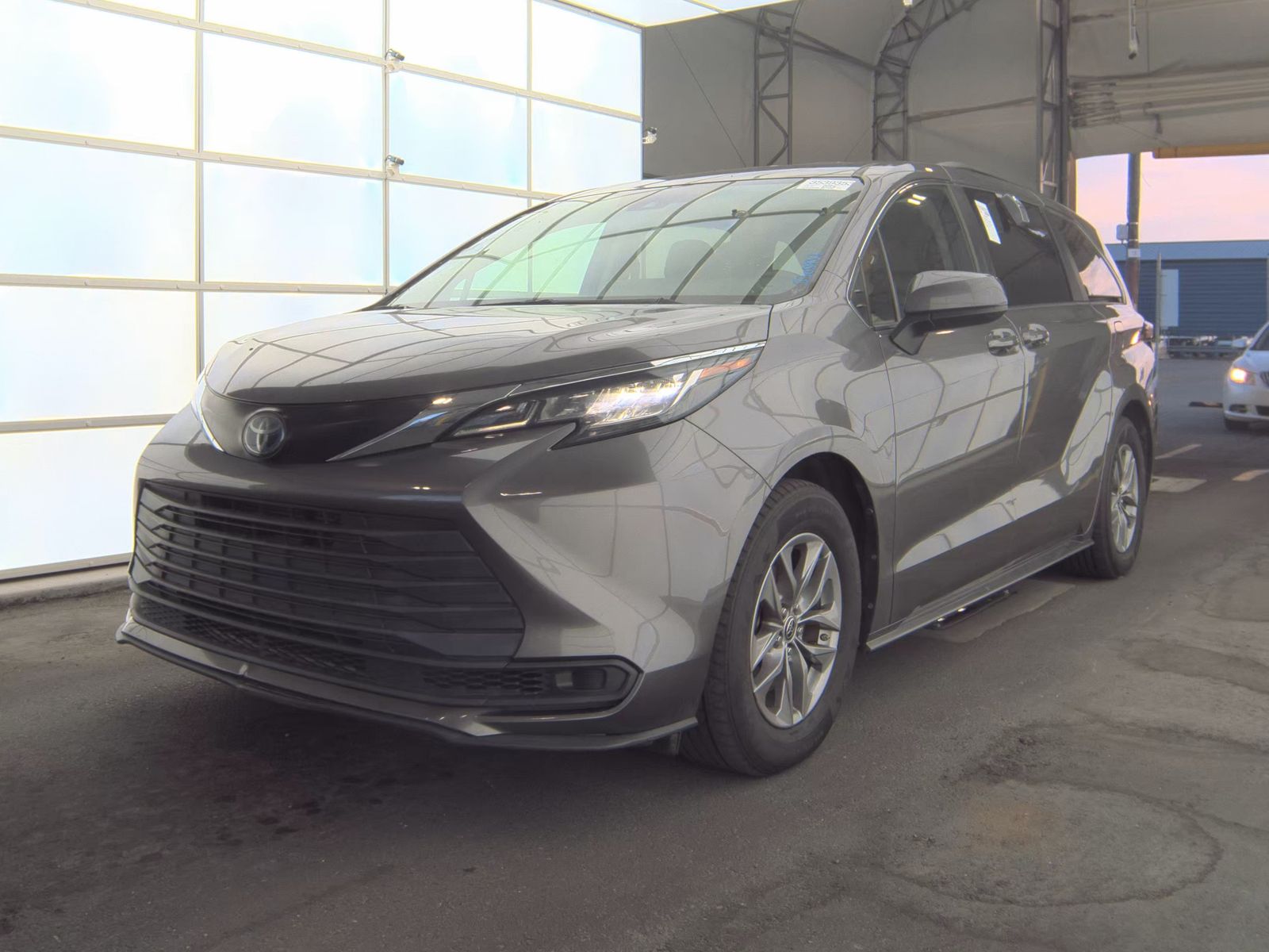 2022 Toyota Sienna LE FWD