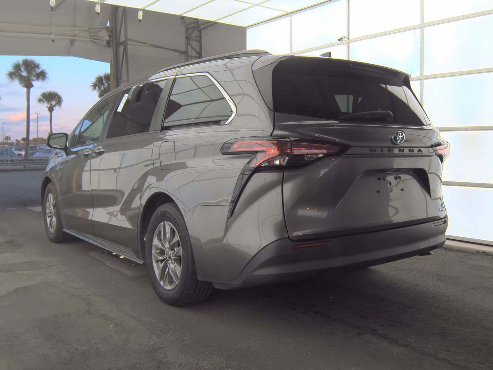 2022 Toyota Sienna LE FWD